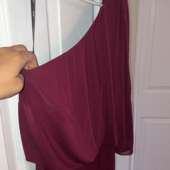 EShakti one-shoulder gown in Burgundy. Size 8-10 - Picture 5 of 7